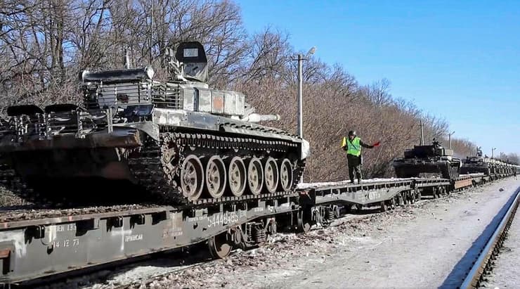 טנקים של צבא רוסיה לכאורה חוזרים לבסיסים אחרי תרגיל באזור וורונז' ליד גבול אוקראינה