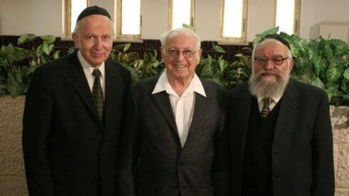 מושקו (במרכז) עם הרב יהודה עמיטל והרב אהרן ליכטנשטיין