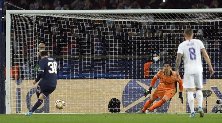 ליאו מסי בועט את הפנדל (רויטרס) ליאו מסי בועט את הפנדל