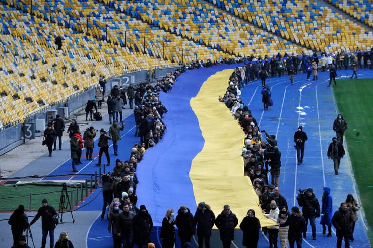 אוקראינה יום האחדות מניפים דגל אצטדיון לאומי קייב מתיחות עם רוסיה