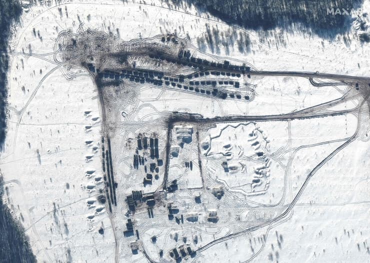 מתיחות אוקראינה רוסיה תמונות לוויין של חברת מקסר כוחות מתאמנים ב קורסק רוסיה