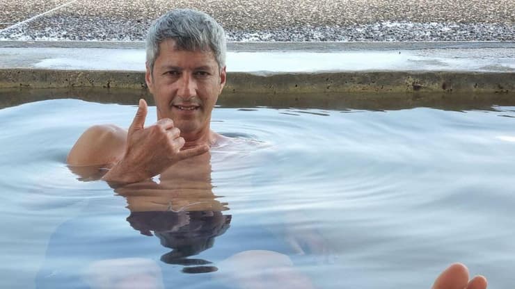 אסף קמר טובל בבריכה חמה בגן לאומי חמת טבריה
