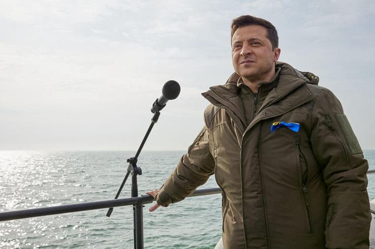 נשיא אוקראינה וולודימיר זלנסקי ביקור חיל הים האוקראיני ים אזוב בצל מתיחות עם רוסיה