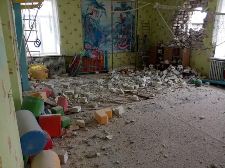 גן ילדים אוקראינה מחוז לוהנסק הופצץ על ידי הבדלנים פרו רוסים רוסיה
