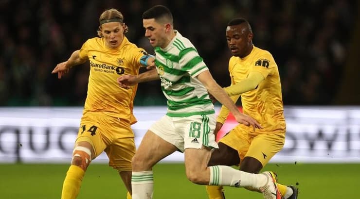 טום רוגיץ' עם הכדור