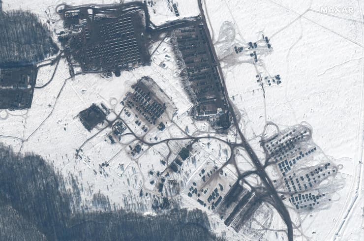 מתיחות אוקראינה רוסיה תמונות לוויין של חברת מקסר כוחות מתאמנים ב קורסק רוסיה