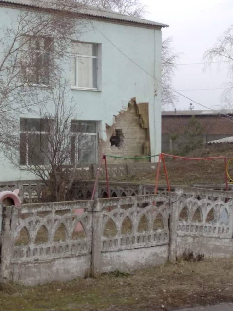 גן ילדים אוקראינה מחוז לוהנסק הופצץ על ידי הבדלנים פרו רוסים רוסיה