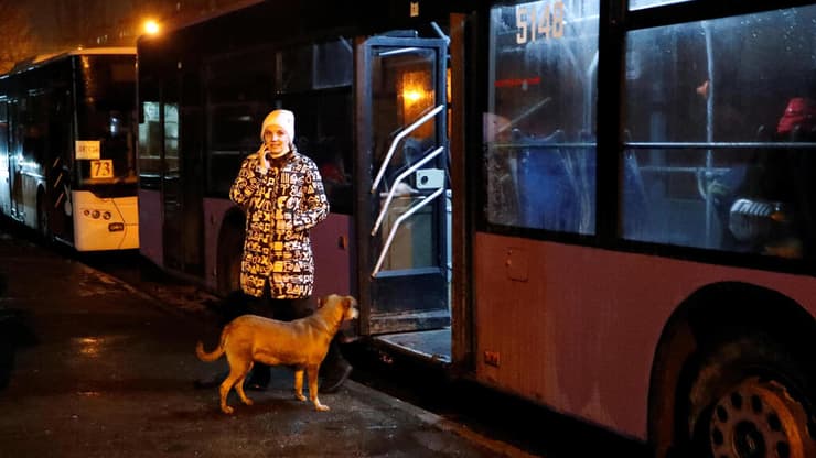 תושבים עוזבים את דונייצק באוקראינה