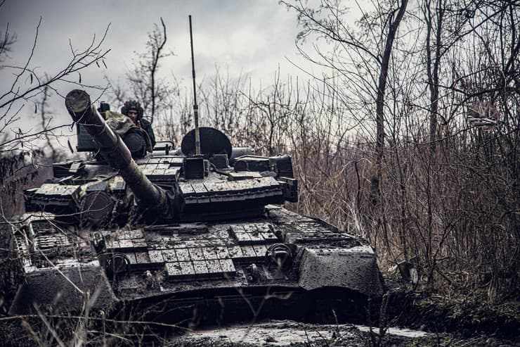 טנק של צבא אוקראינה בתרגיל צבאי 