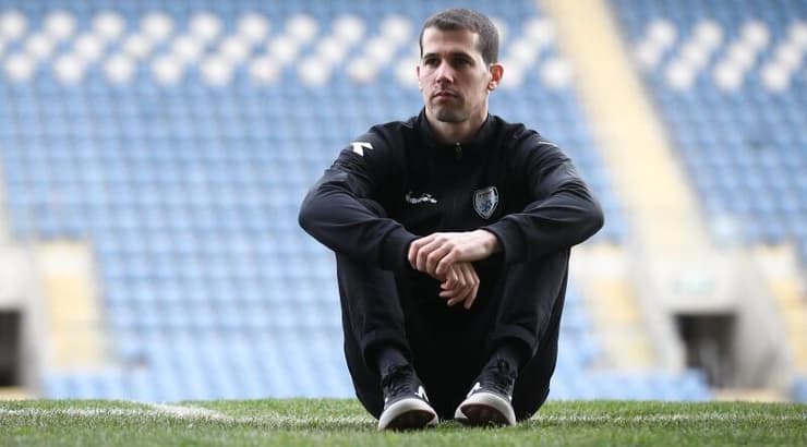 רועי חסן. "בן אדם שיוצא מהארון זה הרגע שהוא רק מתחיל לטפל בכל הצלקות שהוא צבר במשך השנים שהוא היה בארון" (רדאד ג'בארה) רועי חסן. "בן אדם שיוצא מהארון זה הרגע שהוא רק מתחיל לטפל בכל הצלקות שהוא צבר במשך השנים שהוא היה בארון"