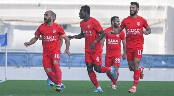 שחקני מ.ס כפר קאסם חוגגים (נעם מורנו) שחקני מ.ס כפר קאסם חוגגים