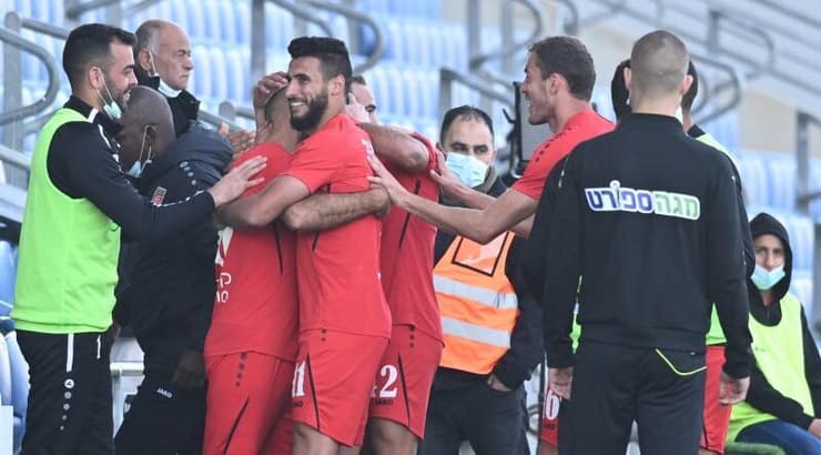 שחקני מ.ס כפר קאסם חוגגים (נעם מורנו) שחקני מ.ס כפר קאסם חוגגים