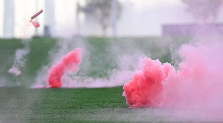 עשן במגרש (נעם מורנו) עשן במגרש