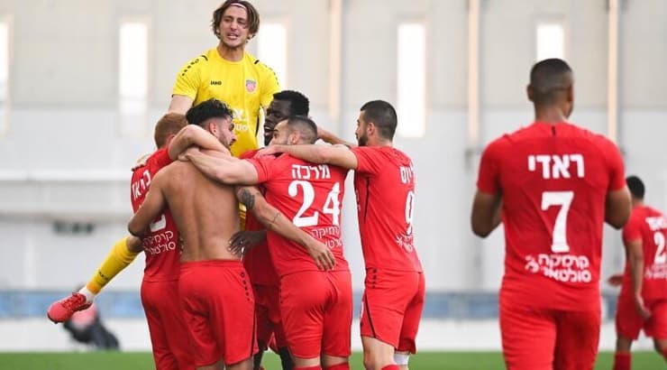 שחקני כפר קאסם ורועי דיין חוגגים (נעם מורנו) שחקני כפר קאסם ורועי דיין חוגגים