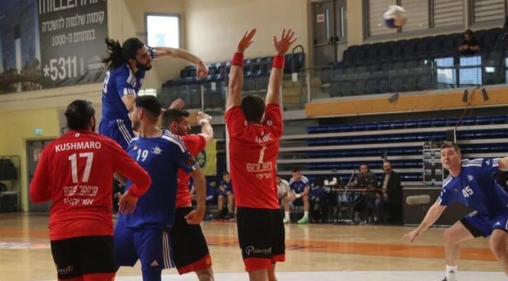 רותם סגל ממכבי ראשון זורק מעל הגנת אשדוד  (מערכת ONE)