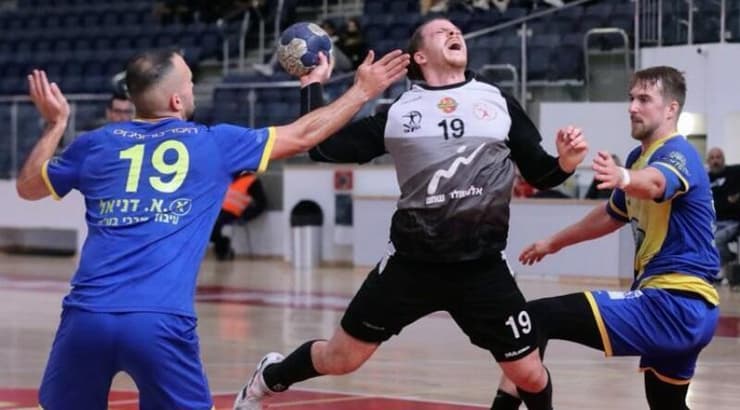 יובל גררה במפגש בין הפועל ראשון לקרית מוצקין  (מערכת ONE)