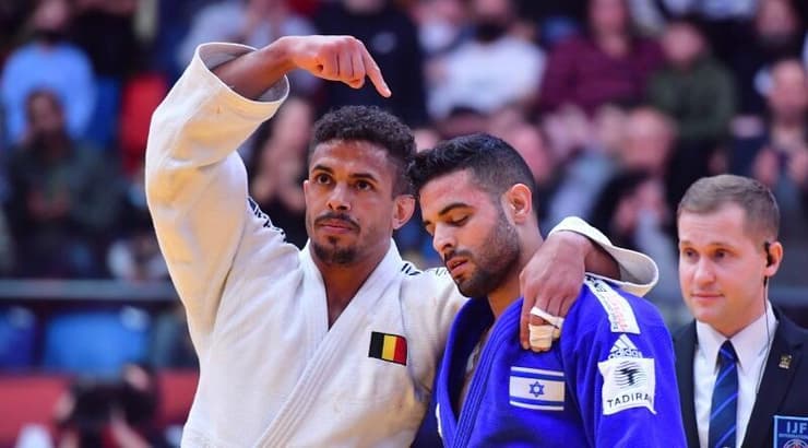 סמי שושי מנחם את שגיא מוקי (חגי מיכאלי) סמי שושי מנחם את שגיא מוקי