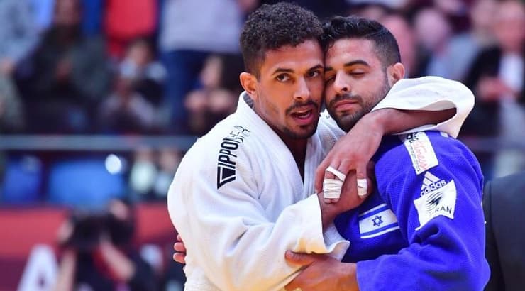 סמי שושי מנחם את שגיא מוקי (חגי מיכאלי) סמי שושי מנחם את שגיא מוקי