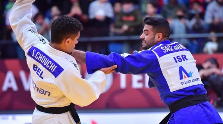 סמי שושי מנחם את שגיא מוקי (חגי מיכאלי) סמי שושי מנחם את שגיא מוקי