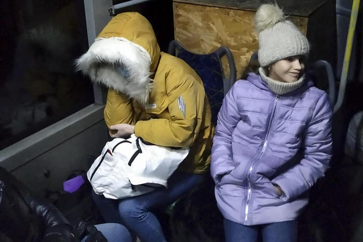 תושבים עוזבים את דונייצק באוקראינה
