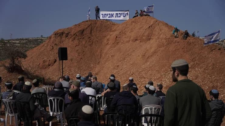 2 הפגנות דו צדדיות בצומת תפוח - הקמת מאחז באביתר