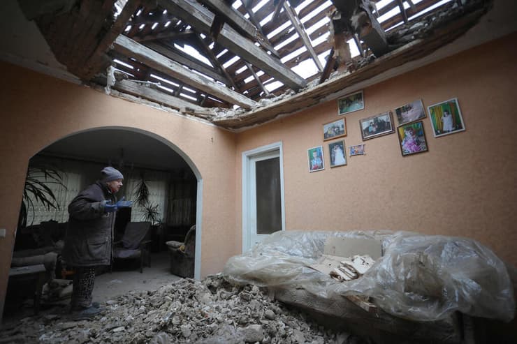 כפר ב מזרח אוקראינה שנפגע בחילופי האש בין הצבא ל בדלנים