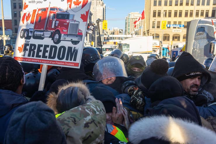 קנדה אוטווה פיזור מחאה של מפגינים נגד הגבלות קורונה שיירת החופש משאיות משאית