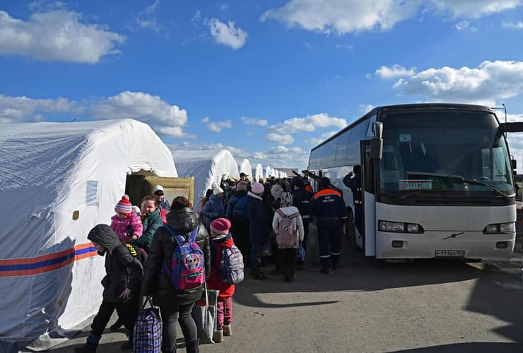 תושבים שפונו מ מזרח אוקראינה ב אוהלים ב רוסטוב על הדון רוסיה