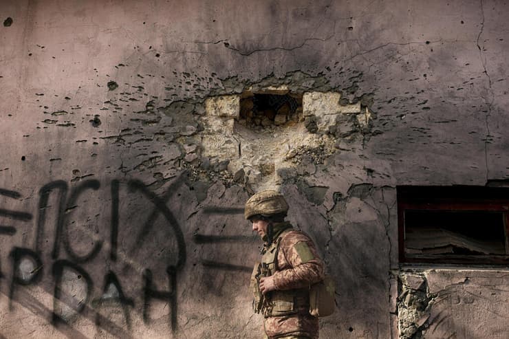 חיילים של צבא אוקראינה באזור שהופצץ בחבל דונבאס