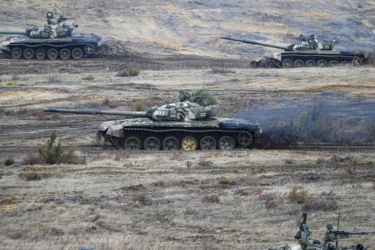טנקים בתרגיל צבאי של רוסיה ובלרוס