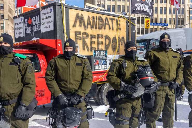 קנדה אוטווה פיזור מחאה של מפגינים נגד הגבלות קורונה שיירת החופש משאיות משאית