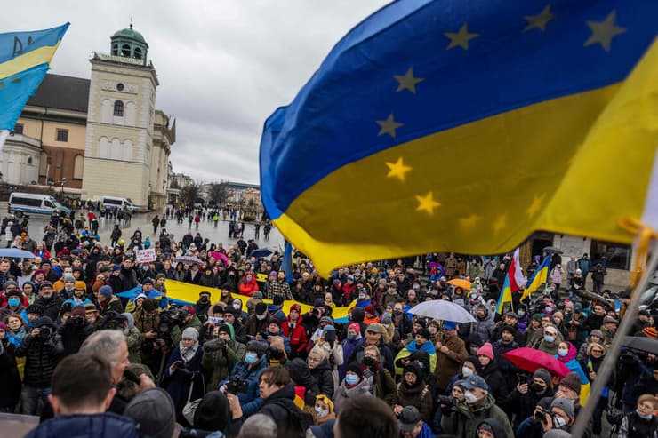 מפגינים בורשה פולין למען שלום באוקראינה