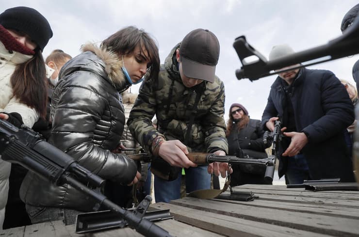 אוקראינה קייב אנשים מקבלים הסבר על שימוש בנשק באימון צבאי פתוח לאזרחים