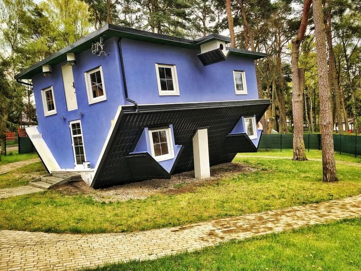 בית הפוך בכפר Pobierowo שבפולין