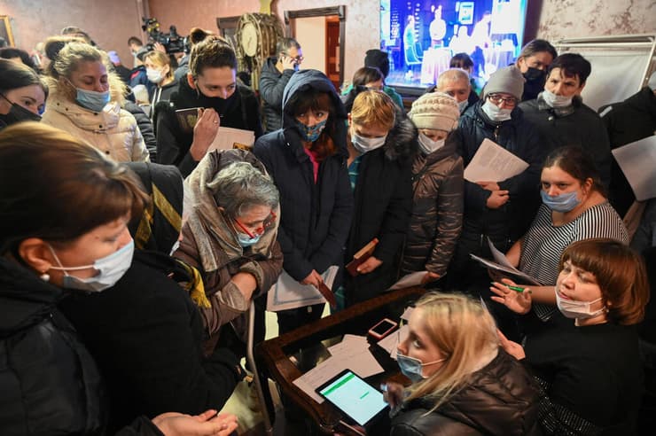 אנשים שפונו מ אזורים בשליטת הבדלנים ב מזרח אוקראינה ממלאים ומגישים מסמכים ב מרכז אירוח זמני ב רוסטוב רוסיה