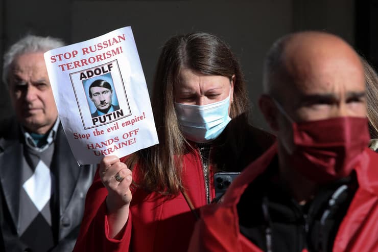 מפגינים נגד רוסיה  בעד אוקראינה ליד ה שגרירות ה רוסית ב ליסבון פורטוגל 