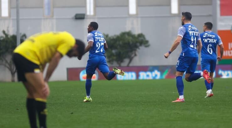 שחקני מכבי פ"ת חוגגים על אלסאנה דומביה, חן עזרא מאוכזב (שחר גרוס) שחקני מכבי פ"ת חוגגים על אלסאנה דומביה, חן עזרא מאוכזב