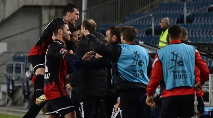 שחקני הפועל ירושלים חוגגים עם הספסל (רפי בן חקון) שחקני הפועל ירושלים חוגגים עם הספסל