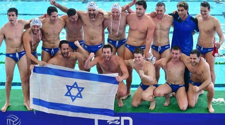 שחקני נבחרת ישראל בכדורמים חוגגים את ההעפלה לאליפות אירופה (חגי מיכאלי) שחקני נבחרת ישראל בכדורמים חוגגים את ההעפלה לאליפות אירופה