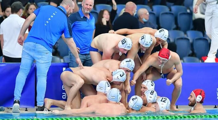 שחקני נבחרת ישראל בכדורמים חוגגים את ההעפלה לאליפות אירופה (חגי מיכאלי) שחקני נבחרת ישראל בכדורמים חוגגים את ההעפלה לאליפות אירופה