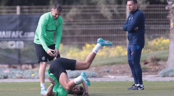 ברק בכר צופה בעומר אצילי וסאן מנחם