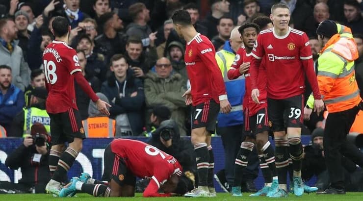 אלנגה אחרי החפץ שפגע בראשו (רויטרס) אלנגה אחרי החפץ שפגע בראשו