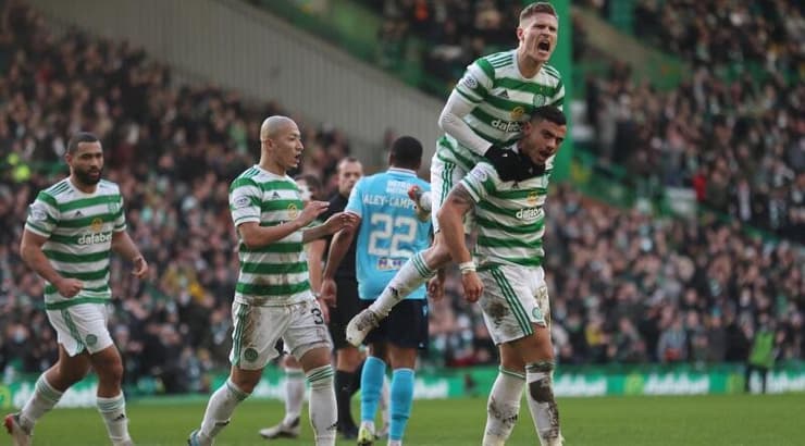 שחקני סלטיק חוגגים עם יאקומאקיס