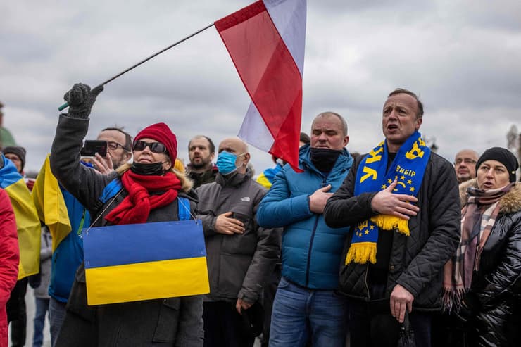 מפגינים בורשה פולין למען שלום באוקראינה