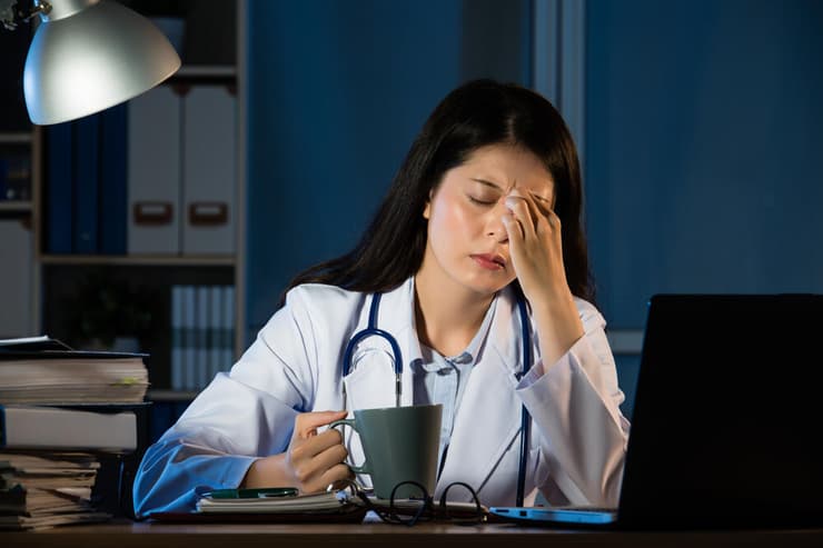 רופאה נרדמת במהלך משמרת בגלל בעיות שינה