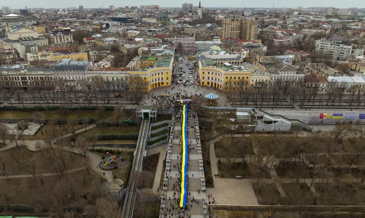 אוקראינה צועדים עם דגל ה לאום ב אודסה מתיחות עם רוסיה