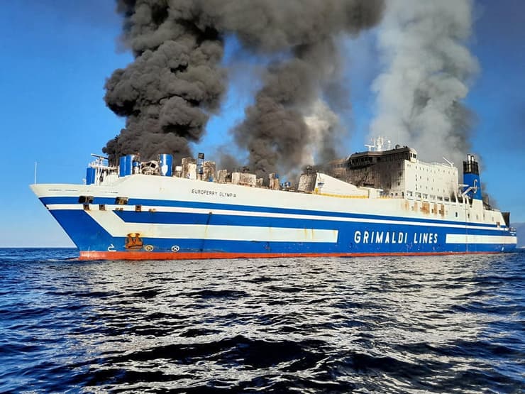 יוון ספינה איטלקית בוערת חיפושים הצלה