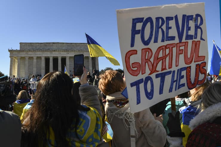 מפגינים למען אוקראינה מול הבית הלבן ארה"ב מתיחות עם רוסיה