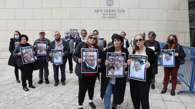 בנות משפחתו של עו"ד אפרים ארנון ז"ל מחוץ לבית המשפט