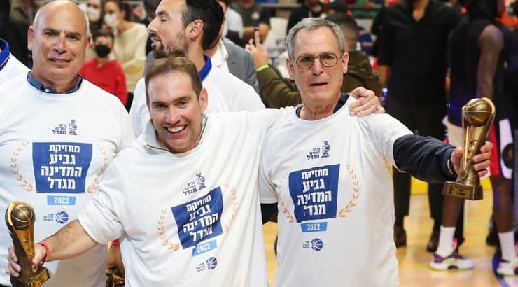 "יש לנו את הבעלים מספר 1 בכדורסל הישראלי". אקוניס עם רקנאטי